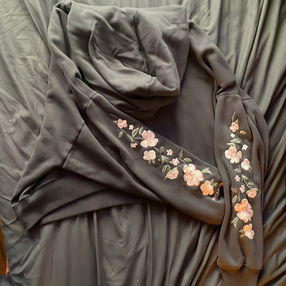 Hollister embroidered cropped hoodie